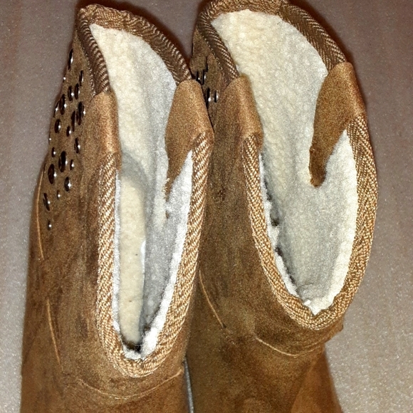 QUPID TAN ANKLE BOOTS WITH SILVER STUD IN SIZE 10 WITH FAUX FUR LINING - Picture 11 of 14